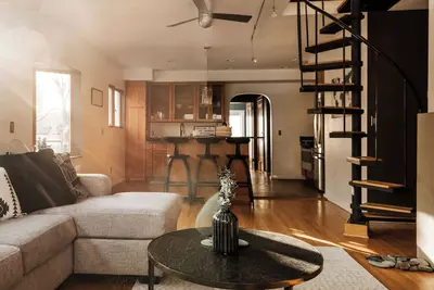 Image de Quiet Neighborhood-Skylights-Spiral Stairs!