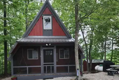 Image de Cozy cabin nestled in the woods with a beautiful view