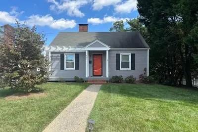 Image de Inviting home in Lindley Park! Short walk to grocery, bars, cafes & coffee shop!