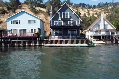 Image de Stunning Lakefront Retreat with Breathtaking Views of Mount Konocti