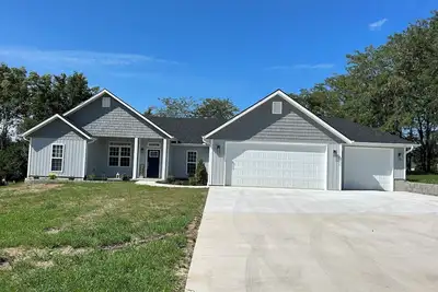 Image de Brand New Home near Truman Lake with New Hot Tub, Access to Boat Ramp/Marina.