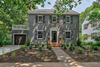 Image de Entire Home! 5 Bedroom, 2 Bath, With Jacuzzi -. 2 miles to Iowa State Campus\n