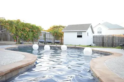 Image de Pool Side Texas Style Retreat
