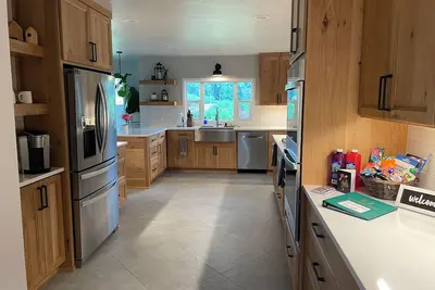 Image de Peaceful 4 bed 2. 5 bath home, easy access to Autzen Stadium, Hayward Field & Uo.