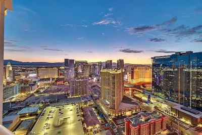 Image de ❤️Top 38 Floor Penthouse⭐️Epic Balcony Stripview, 🏈No Rsrt $