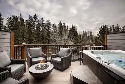 Image de Private Hot Tub | Luxury Lodge Townhome
