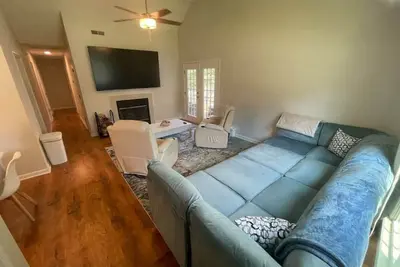 Image de 🌟🌟No Stairs, 86” TVs, King Beds & Massage Near Uga🌟🌟