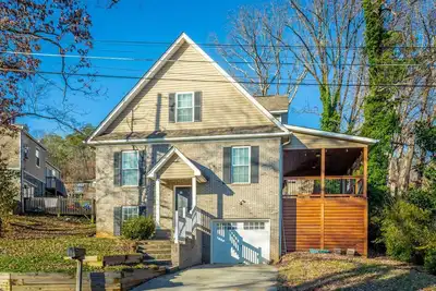 Image de Massive home/Downtown/Garage/Fenced in yard
