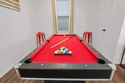 Image de Stylish 3-Bedroom Home with Pool Table, Private Parking, and Prime Location in Downtown Indianapolis