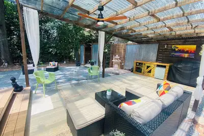 Image de 7min to Uptown - 2 Ensuites Suites w/Veranda