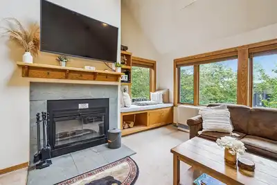 Image de Modest and Inviting One-Bedroom Plus Loft Condo C7