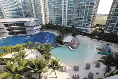Image de Charming family-sized condo at Azure Urban Resort with a grand wave pool!