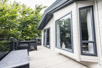 Image de Shoreline - a spacious, well appointed lodge overlooking Christchurch Harbour.