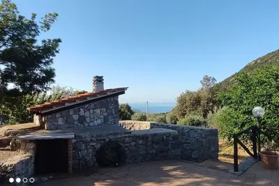 Image de Panoramic hillside house with sea view