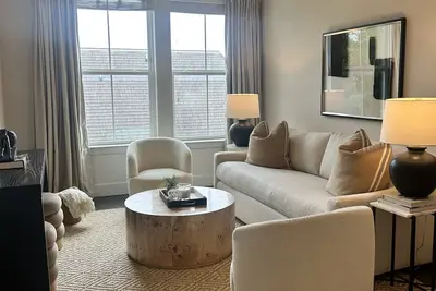 Image de New Listing - walk to square and campus!