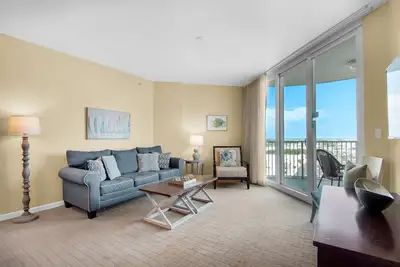 Image de 🌴Beach Nearby+ Lagoon Pool -Palms 11214☀️