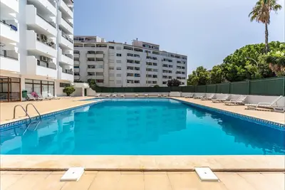 Image de Modern 2 Bdr Flat W/Balcony and Pool by LovelyStay