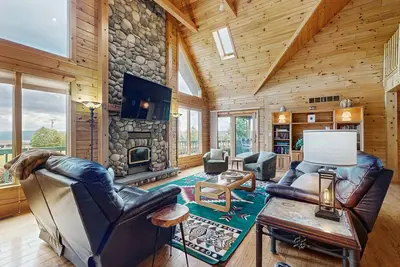 Image de Beautiful lake view home with decks, grill, soaking tub & fireplace