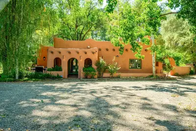 Image de Inviting dog-friendly house with hot tub, patio, grill, & W/D