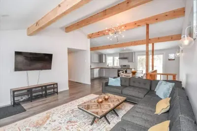 Image de Nature's Beauty Cottage - Luxe 5 Bedrooms + Beach