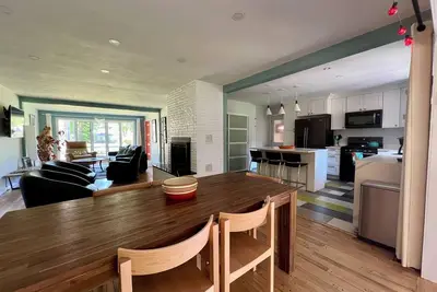Image de Cozy, Clean & 5 min easy walk to lake Mi beach. Firepit & fireplace. Hottub.