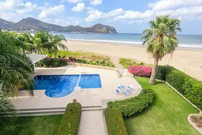 Image de Beachfront Luxury Villa 20, 000 Square Feet Ocean Front Housekeeper & Guards