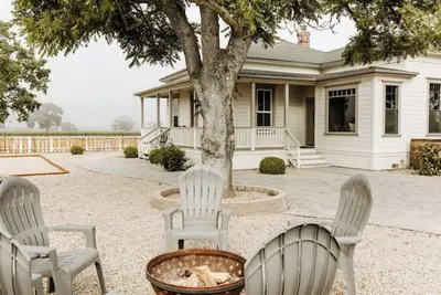 Image de Modern vineyard farmhouse