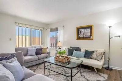 Image de King Bed -3br Condo- 3. 2 mi to Ua - Near Kentuck and Ol’Colony