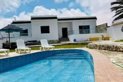 Image de villa with pool front of beach