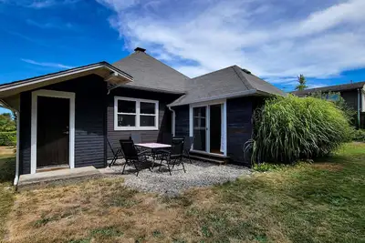 Image de Relaxing in Renton | Charming home, effortless indoor/outdoor flow, Ev charger