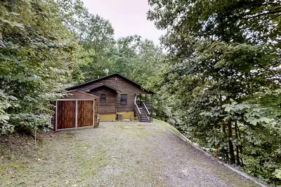 Image de Dog-Friendly scenic cabin with amazing views, covered deck, firepit, & hot. tub