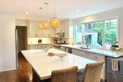 Image de Napa-like 5 bedroom home. Walk to everything! True indoor/outdoor living!