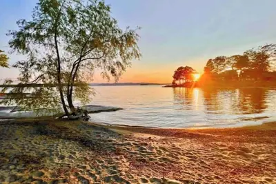 Image de Lake Cabin Private Beach HotTub BikePath & Brewery