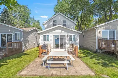 Image de Lakefront Bliss - Chic Cottage/Dock/Boat Rentals