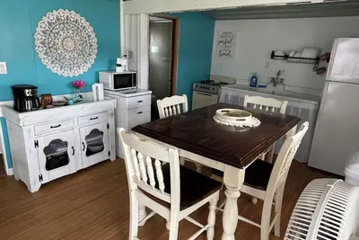 Image de The Hummingbird rustic lakefront cottage at The Pier at Canadohta Lake sleeps 7!