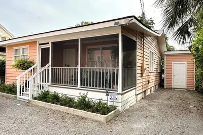 Image de Cozy hidden gem in Downtown Chs - Quick walk to restaurants and attractions!