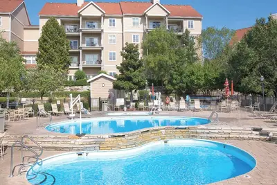 Image de 2 Bedroom Deluxe Condo w/ Kitchen, Sleeps 8, at Branson At The Meadows Resort!