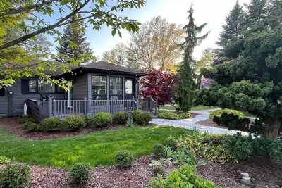 Image de Lovely Water Front Cottage- pool, firepit and amenities near by & access to water