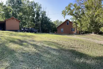 Image de House on 80 acres that connect into the off road park! Extra cabins available.
