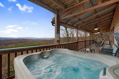 Image de Mountain Views Elevate Hot Tub Soaks, Coffee Sips, Firepit S'mores & Fun Games - Eagles View Ridge