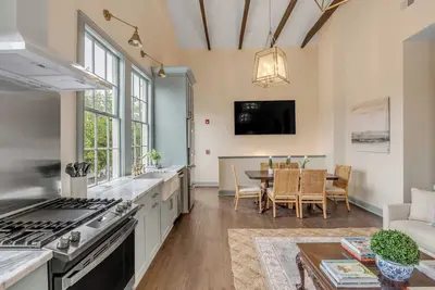 Image de The Manor 93 - B Beautiful Three Bed Three Bath Close to King St.