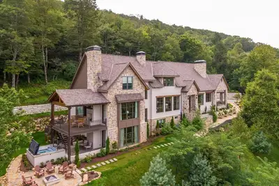 Image de Antler Trail Lodge - Luxury awaits, views, 4 King Suites, firepit, hot tub