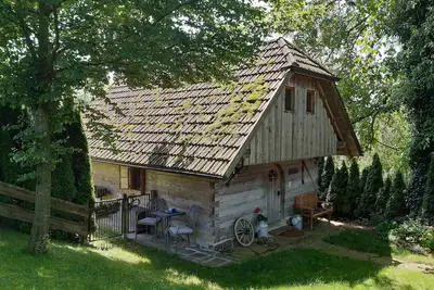 Image de Uriges Holzhaus mit Kaminofen und Ăśberdachtem Balkon im Og