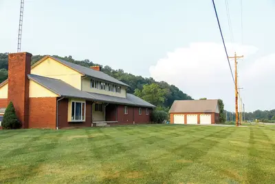 Image de 4 Bed, 3. 5 Bath with in-ground pool