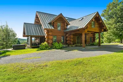 Image de Log manor on 65 private acres of land with entertaining amenities & hot tub