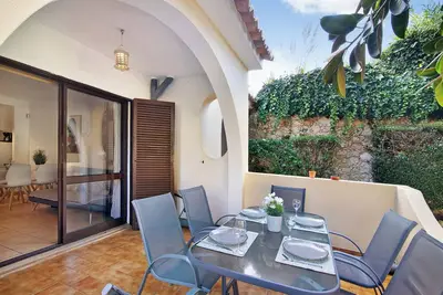 Image de Appartement de vacances \"Directly To The Beach Two Bedrooms\" avec vue sur la mer, terrasse et Wi-Fi