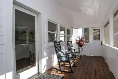 Image de Country chic cottage and connected water tower next to Jordan winery