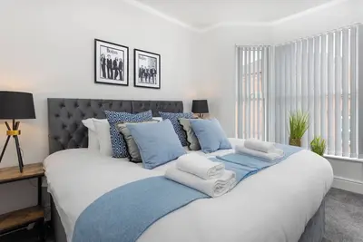 Image de Modern & Stylish Home at the corner of Penny Lane