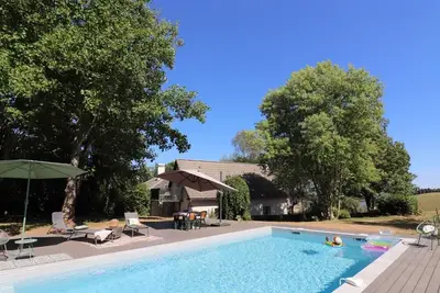 Image de Maison calme avec piscine privée chauffée et wifi, proche d'Aurillac