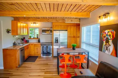 Image de Warm 3b w/ Yard | 2 min to Downtown